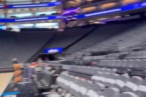 装起来了~威少场外超远命中，随后跑回球员通道